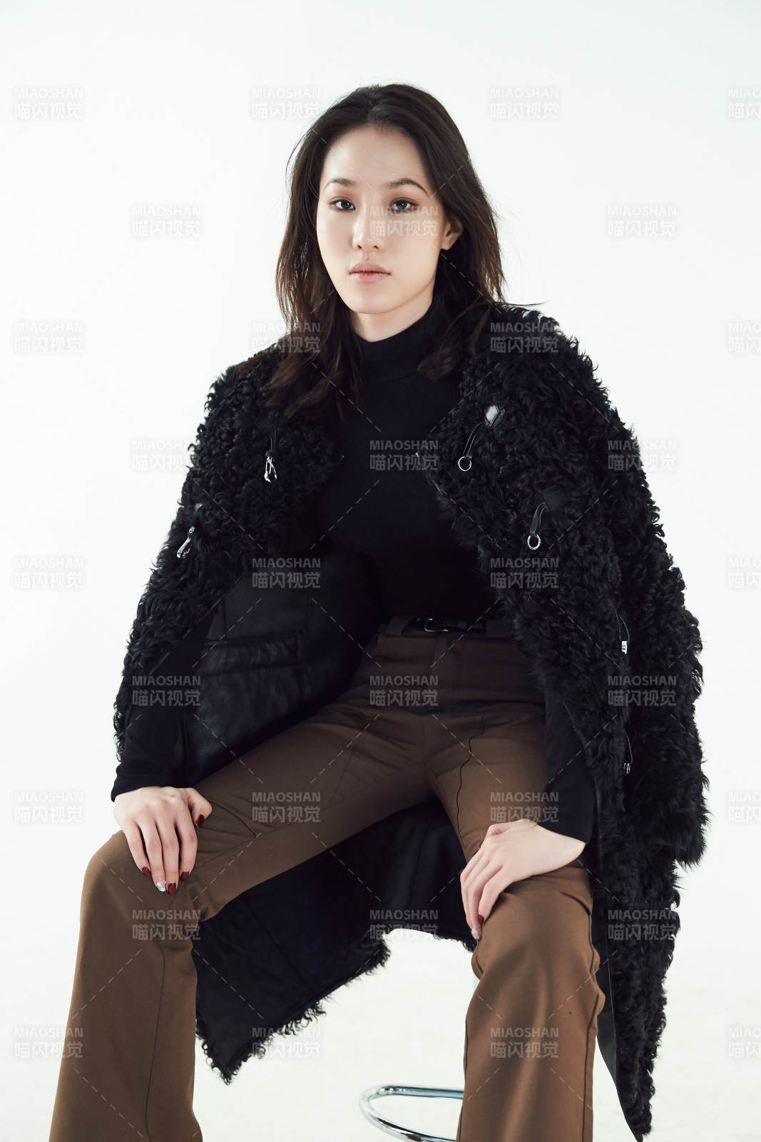 白色背景下的職業女性形象