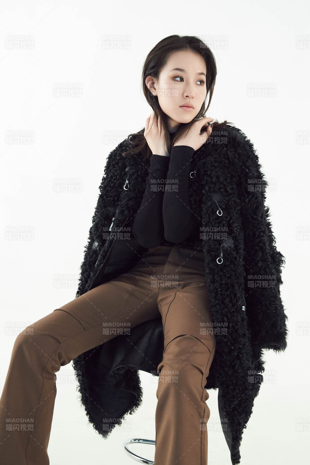 白色背景下的職業女性形象