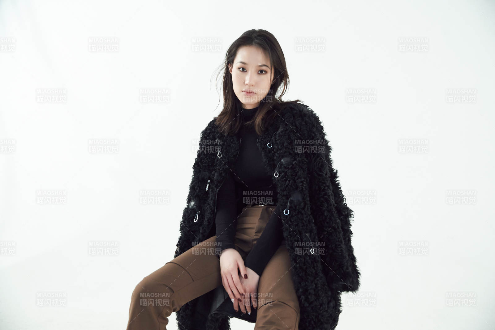 白色背景下的職業女性形象