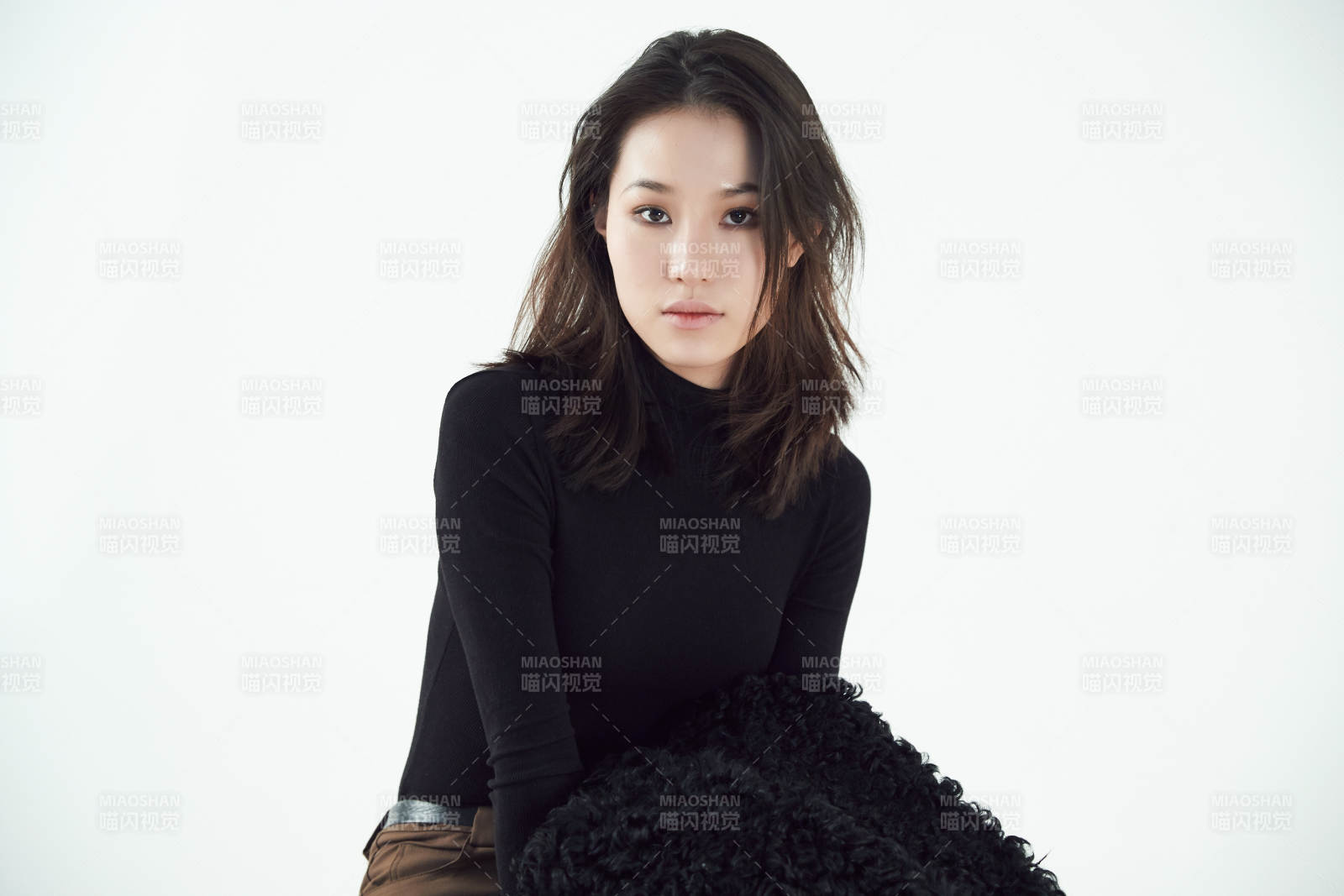 白色背景下的職業女性形象