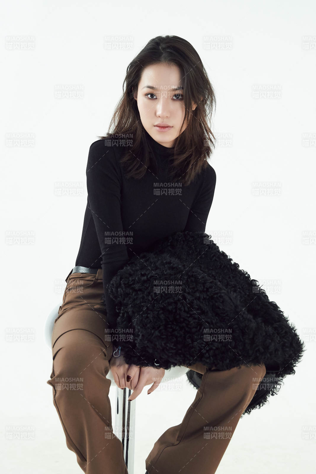 白色背景下的職業(yè)女性形象