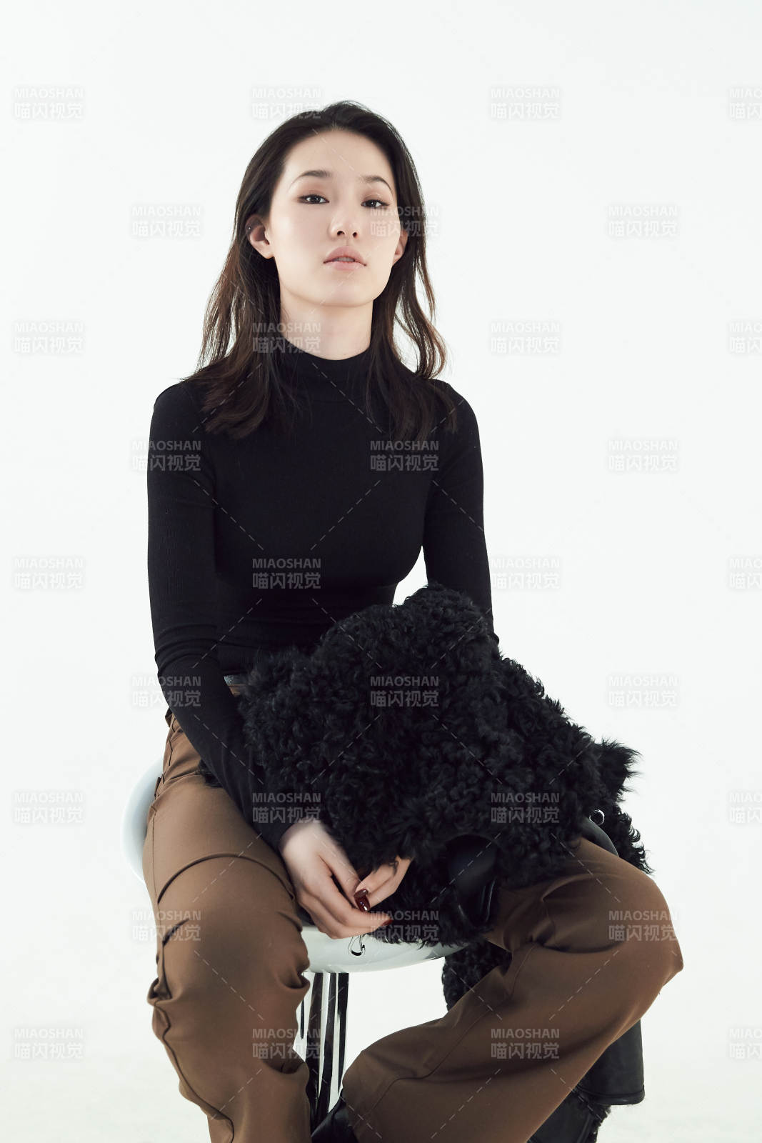 白色背景下的職業女性形象