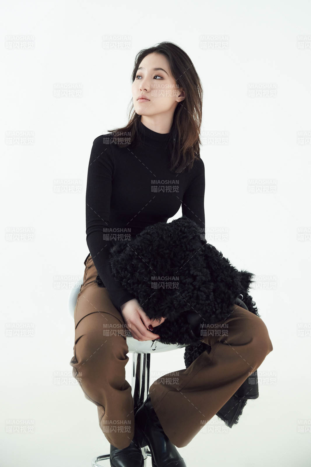 白色背景下的職業女性形象