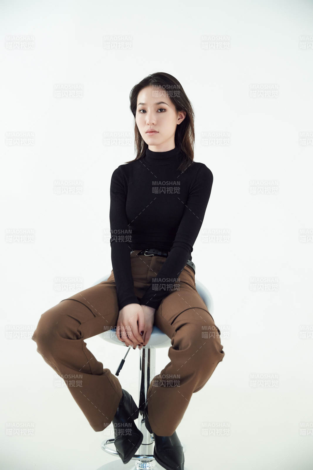 白色背景下的職業(yè)女性形象