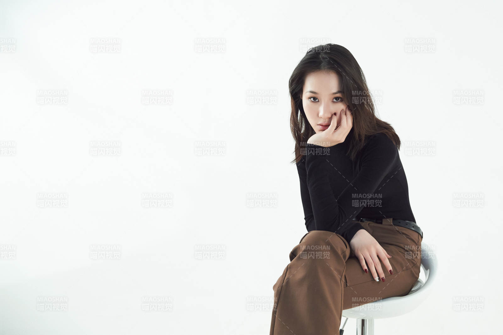 白色背景下的職業女性形象