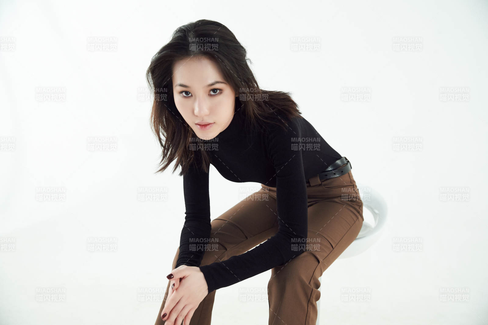 白色背景下的職業女性形象