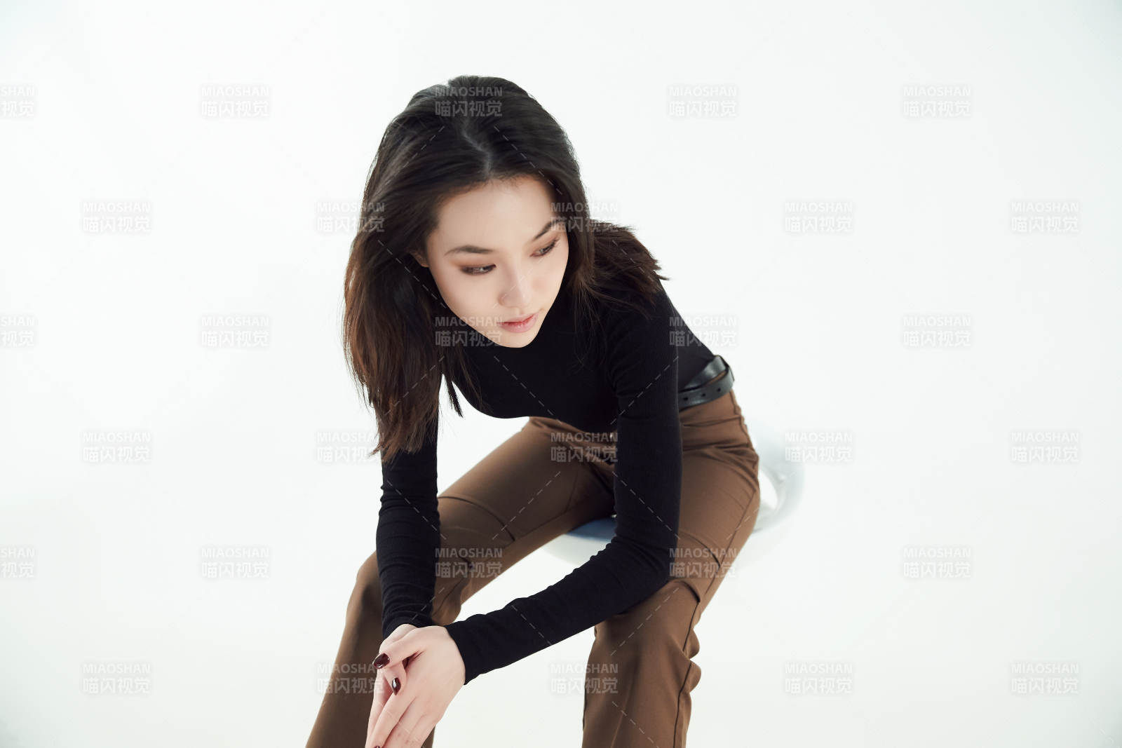 白色背景下的職業(yè)女性形象