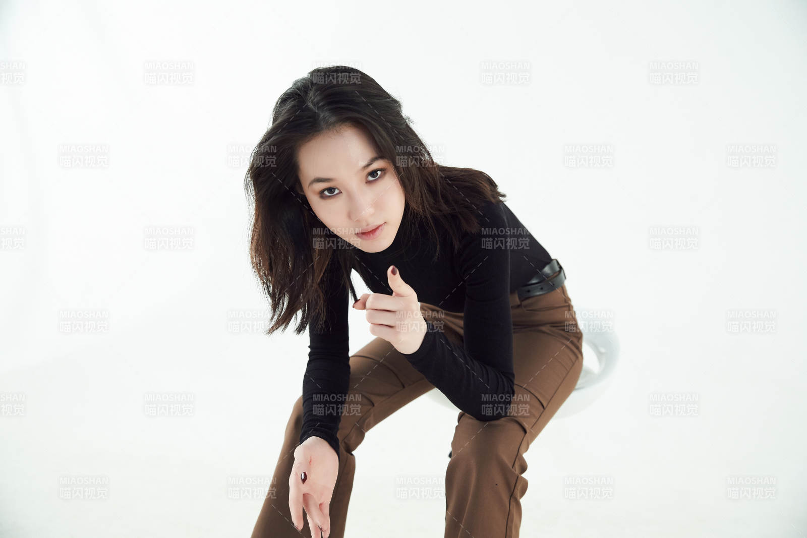 白色背景下的職業(yè)女性形象