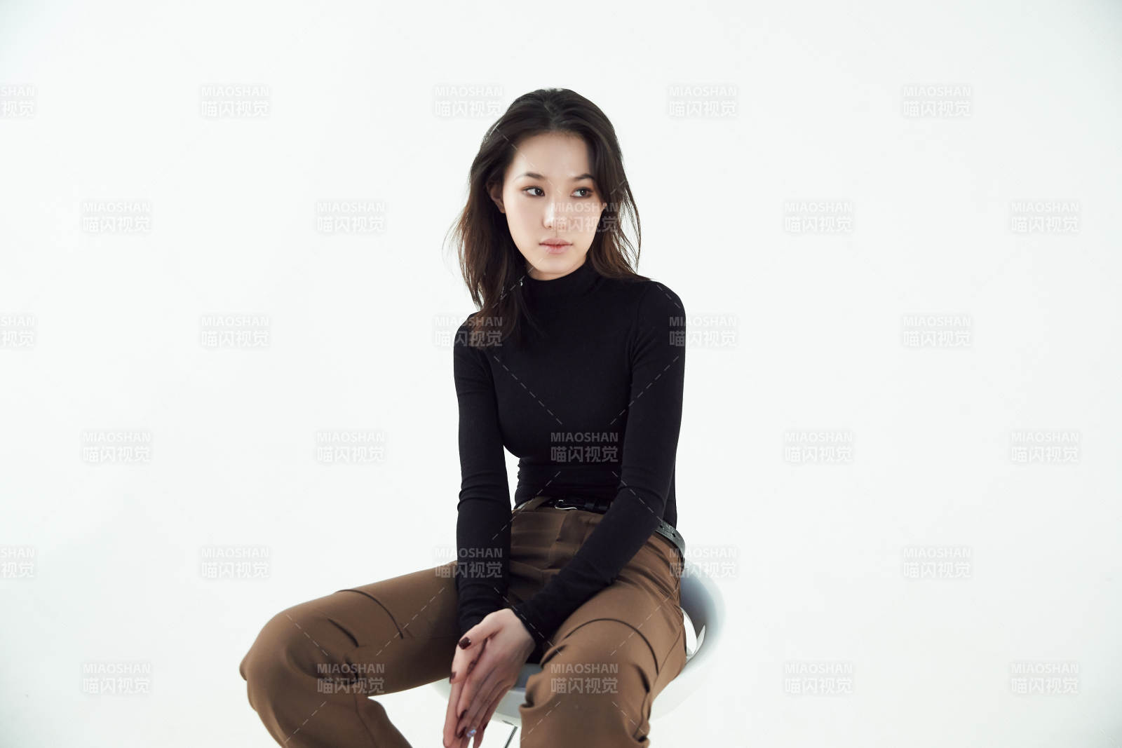 白色背景下的職業(yè)女性形象