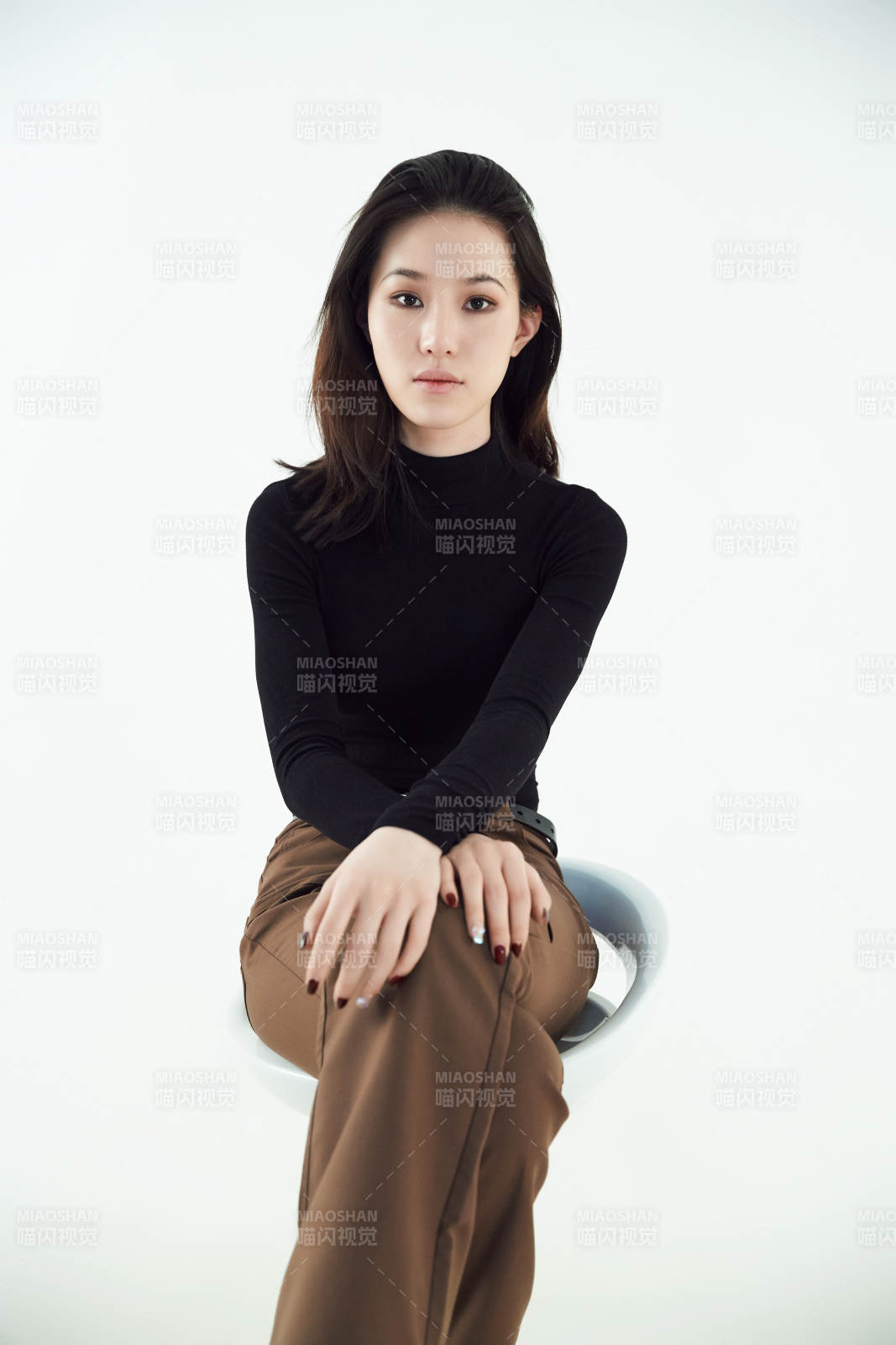 白色背景下的職業女性形象