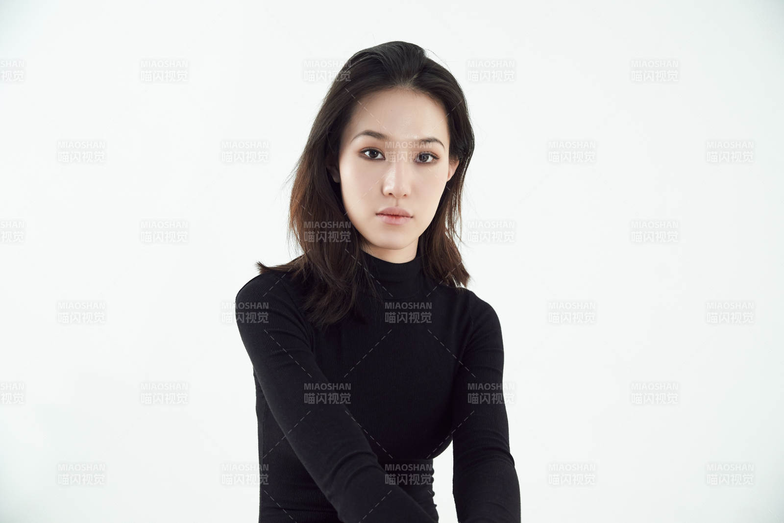 白色背景下的職業女性形象