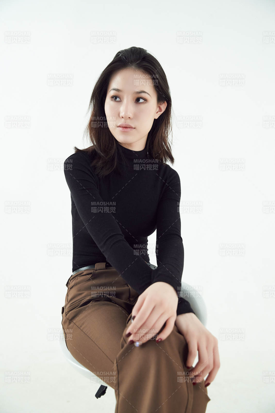 白色背景下的職業女性形象