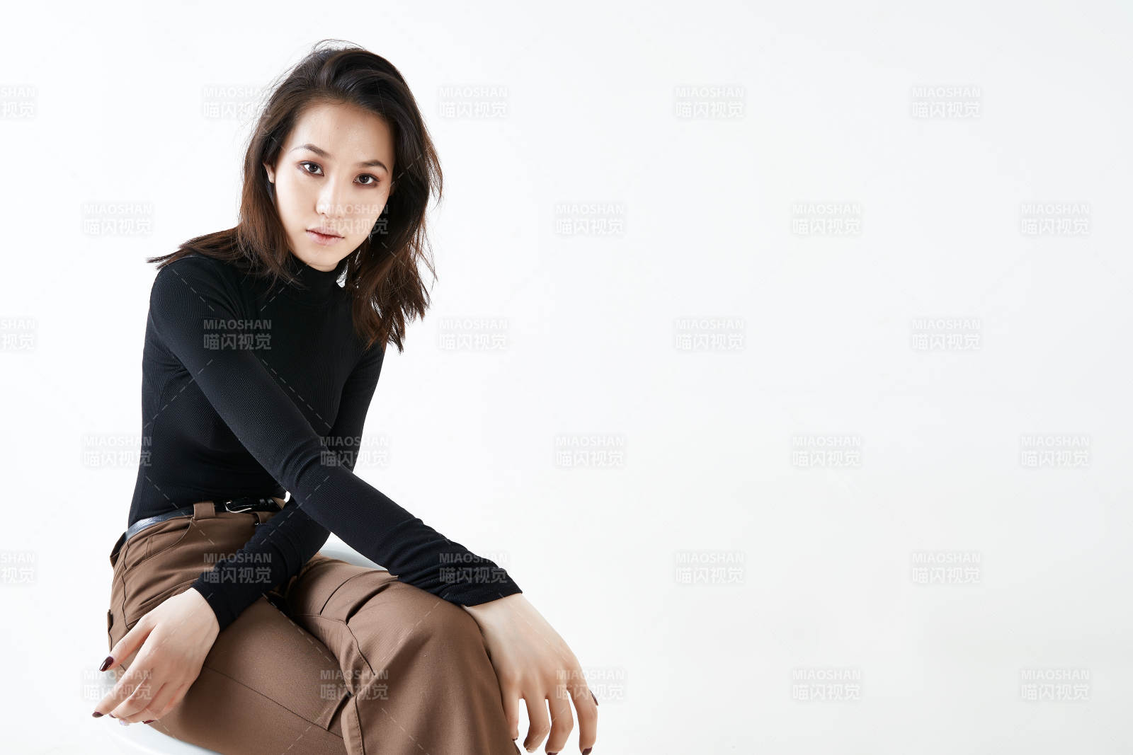 白色背景下的職業女性形象