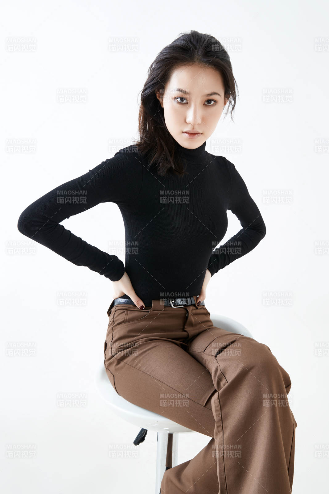 白色背景下的職業女性形象