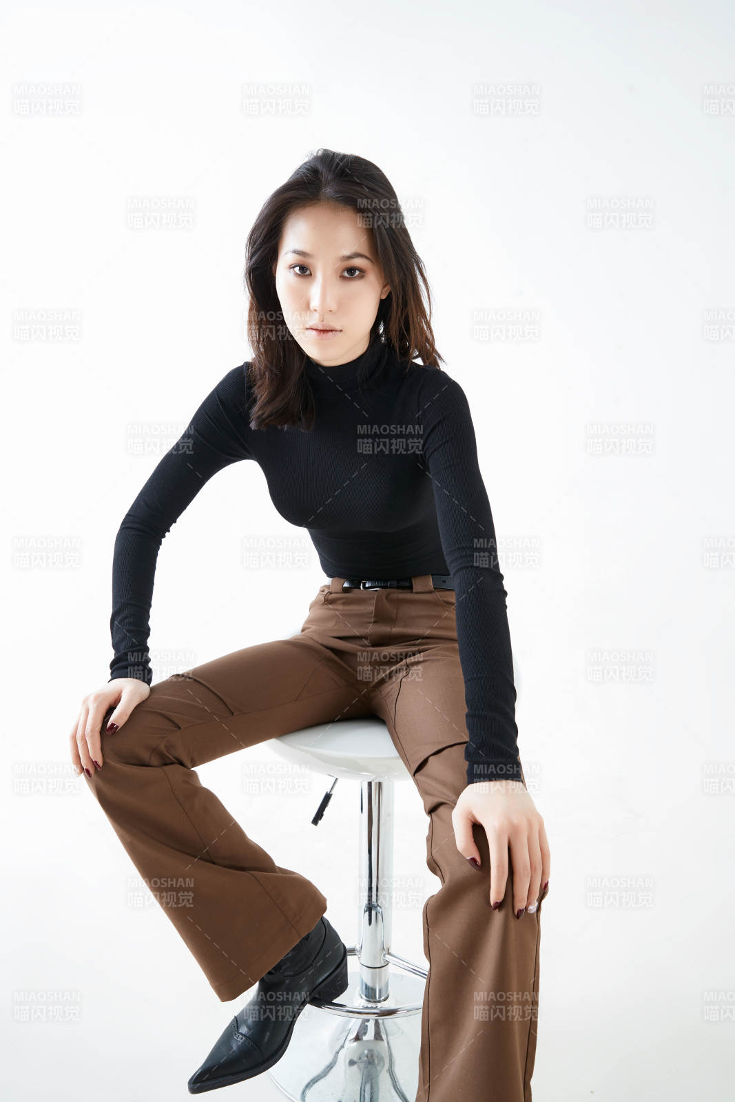 白色背景下的職業女性形象