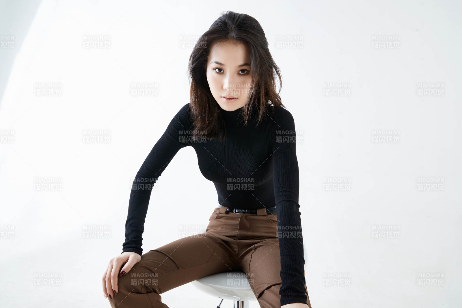 白色背景下的職業女性形象