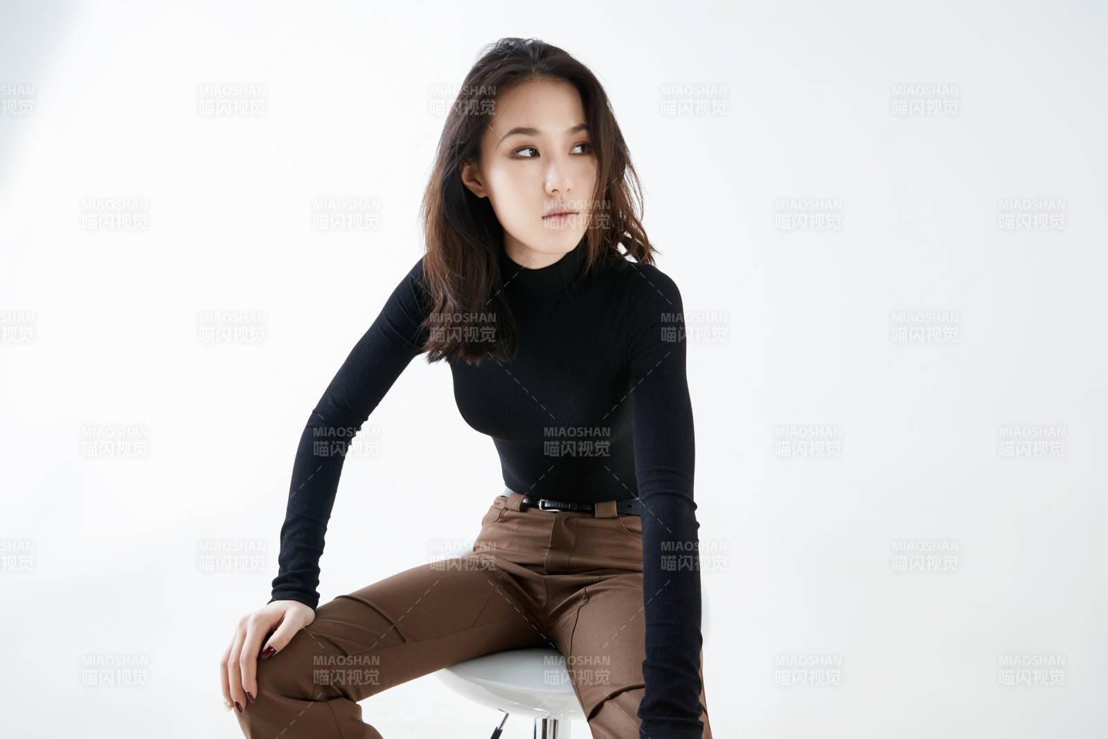 白色背景下的職業女性形象