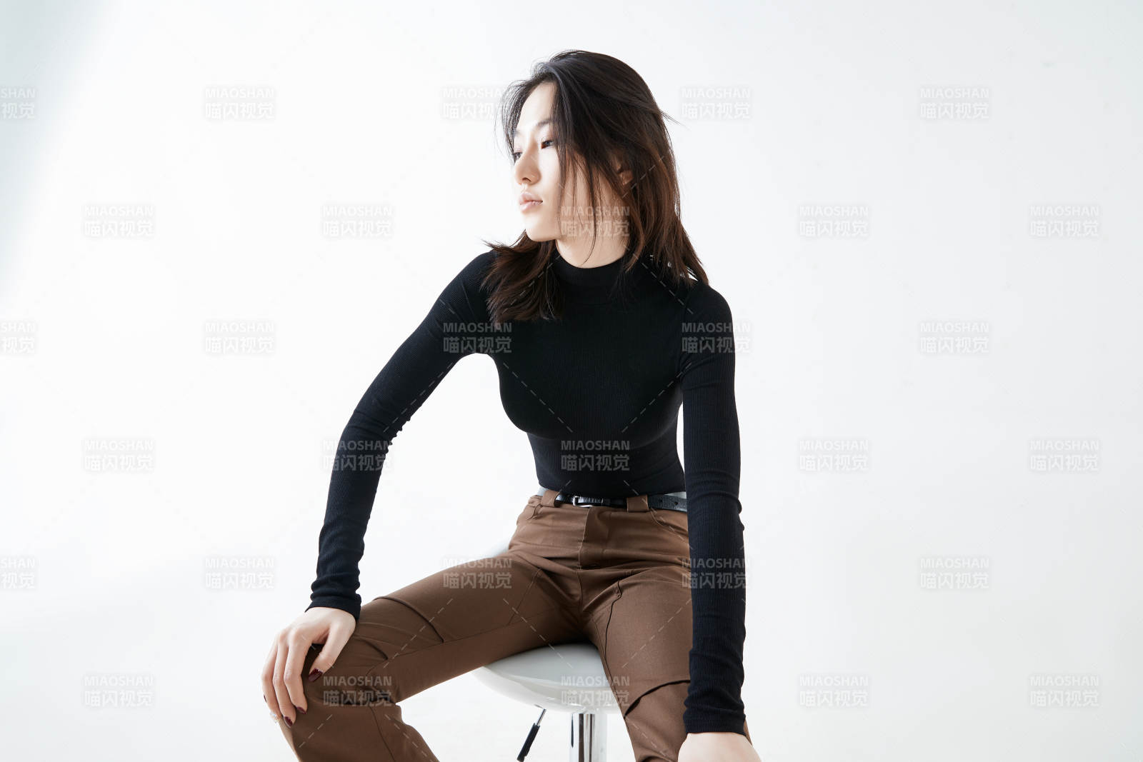 白色背景下的職業女性形象