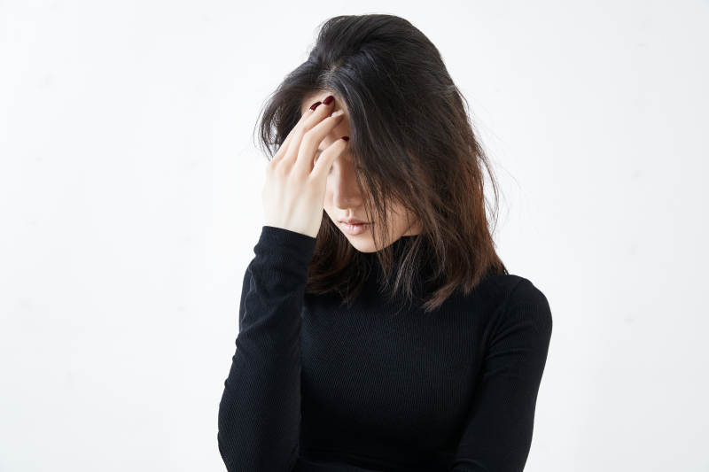 白色背景下的职业女性形象