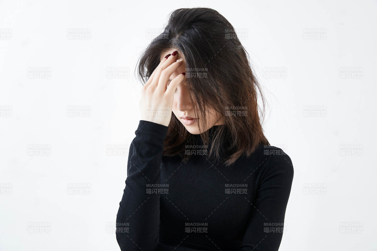 白色背景下的職業女性形象