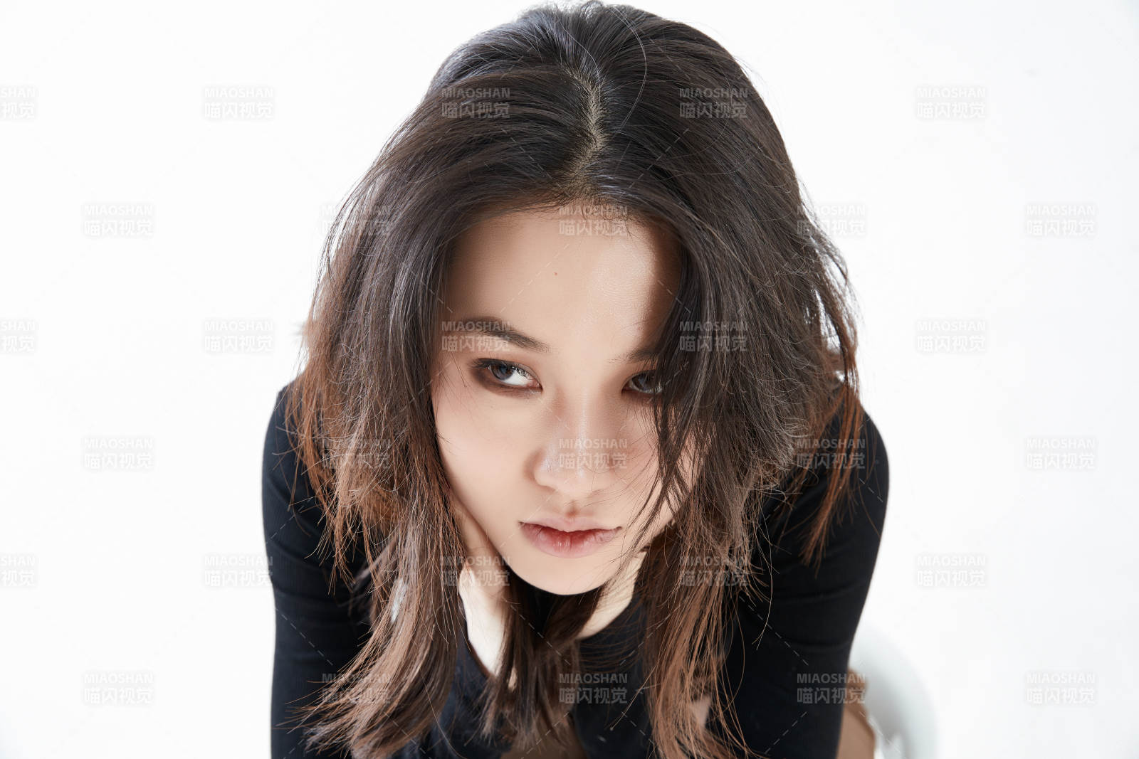 白色背景下的職業(yè)女性形象