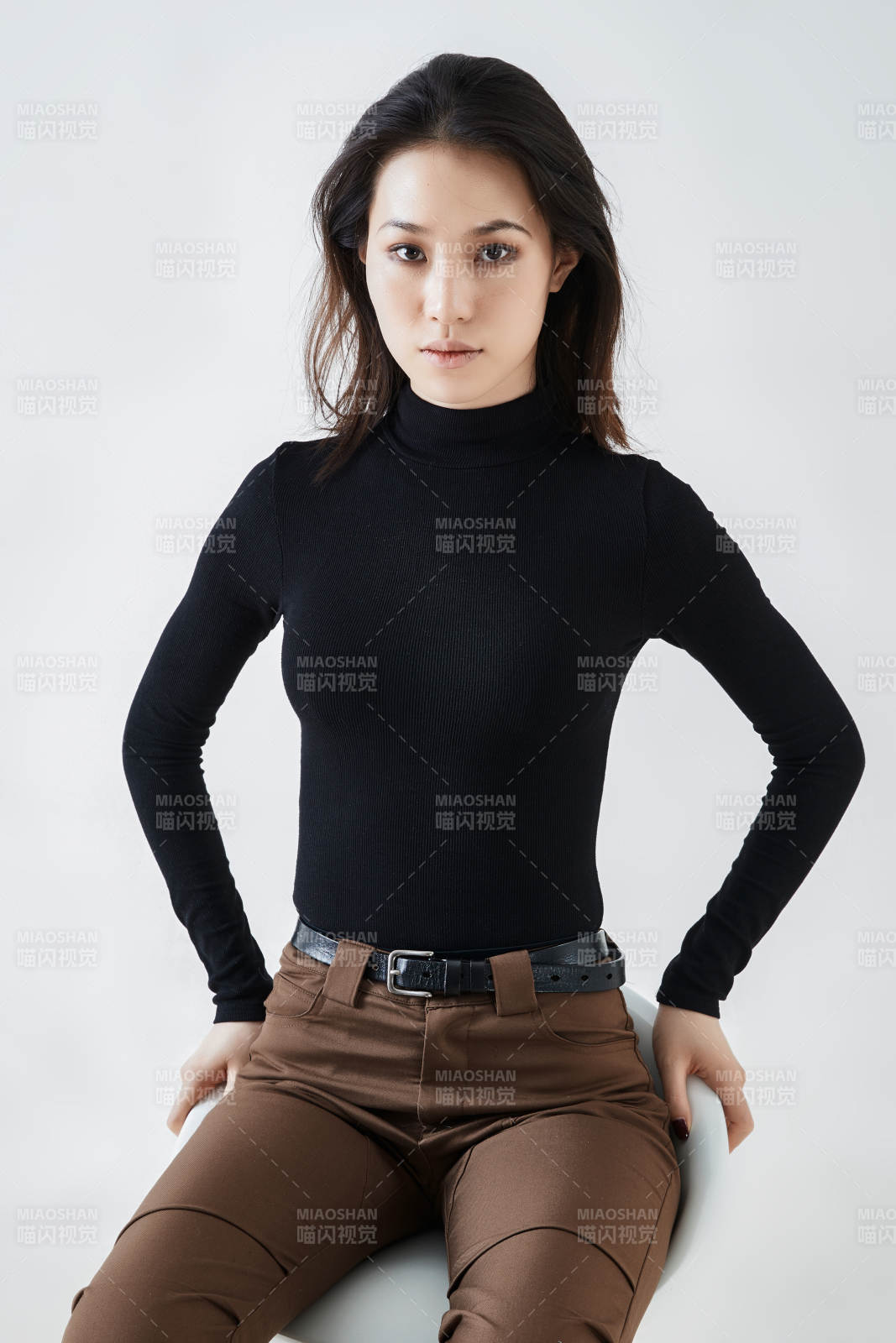 白色背景下的職業女性形象