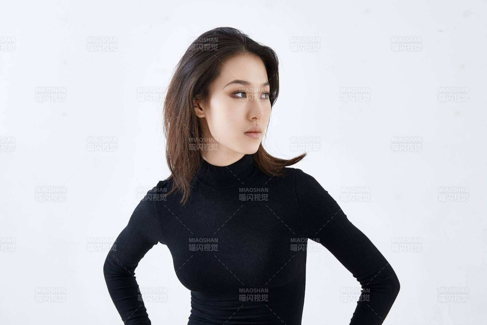 白色背景下的職業女性形象