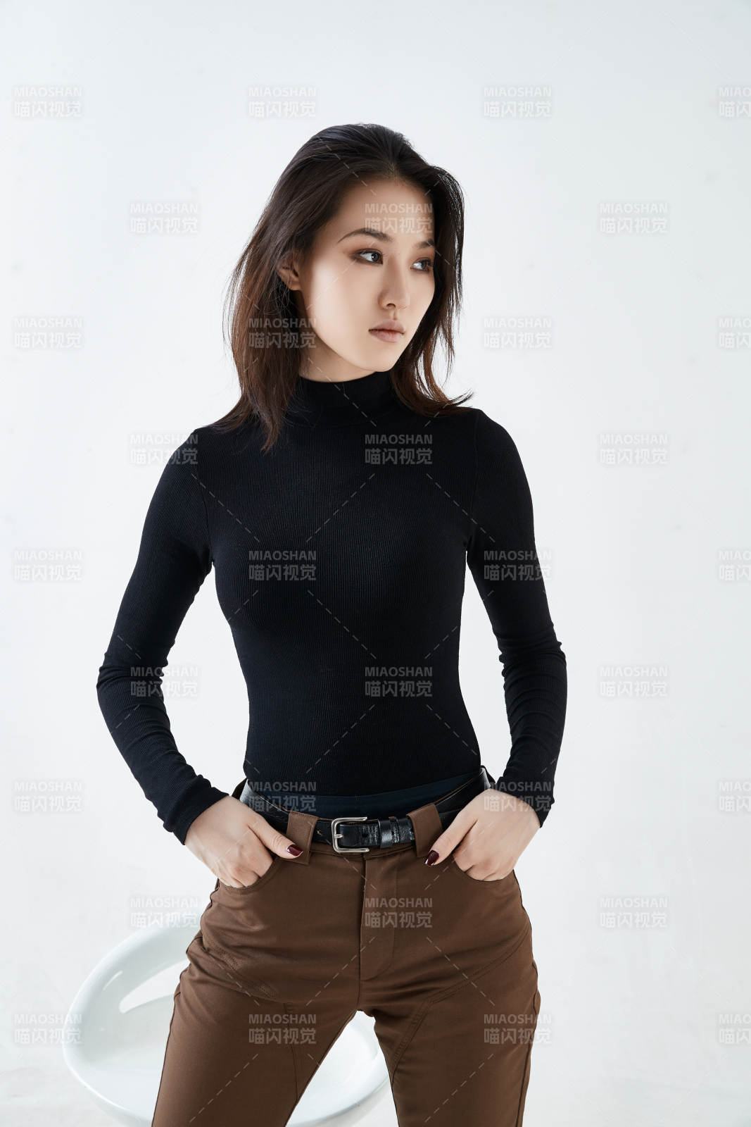 白色背景下的職業(yè)女性形象