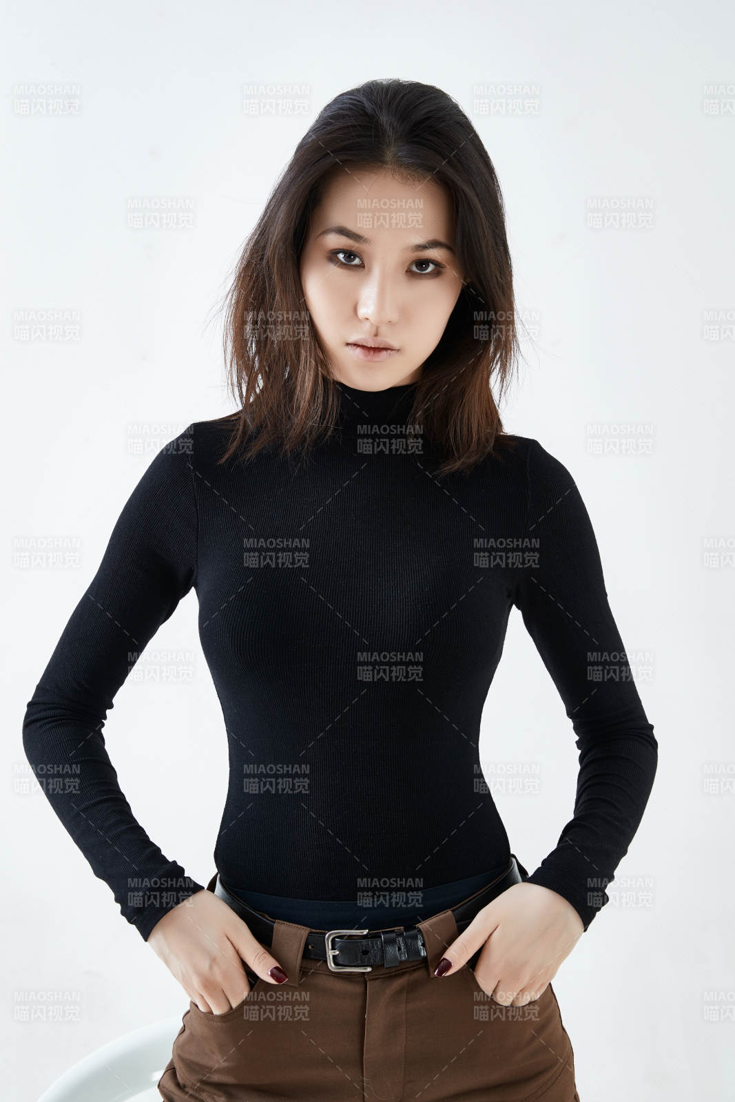 白色背景下的職業女性形象