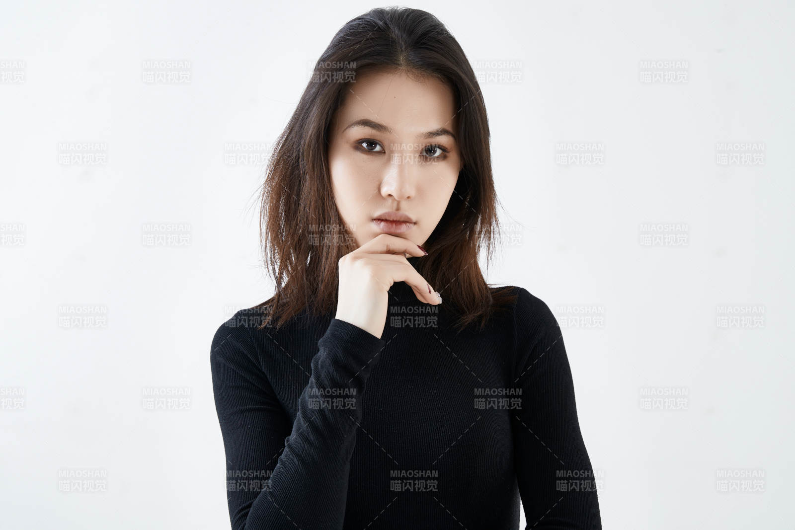 白色背景下的職業女性形象