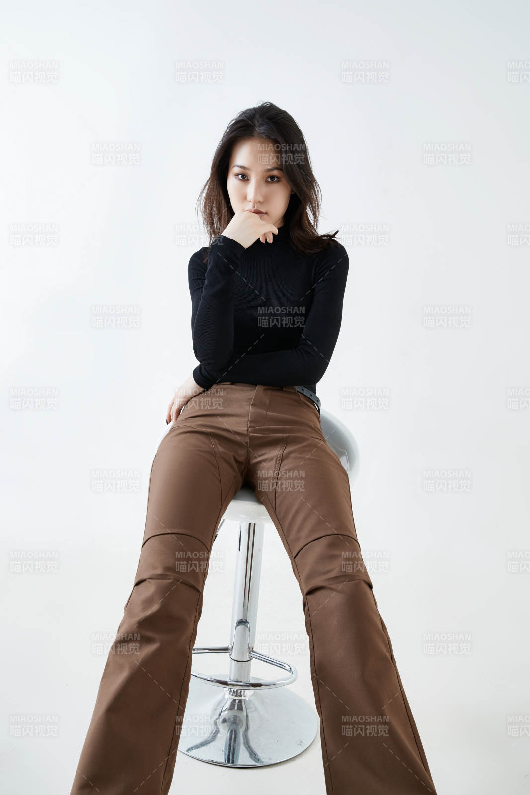 白色背景下的職業(yè)女性形象