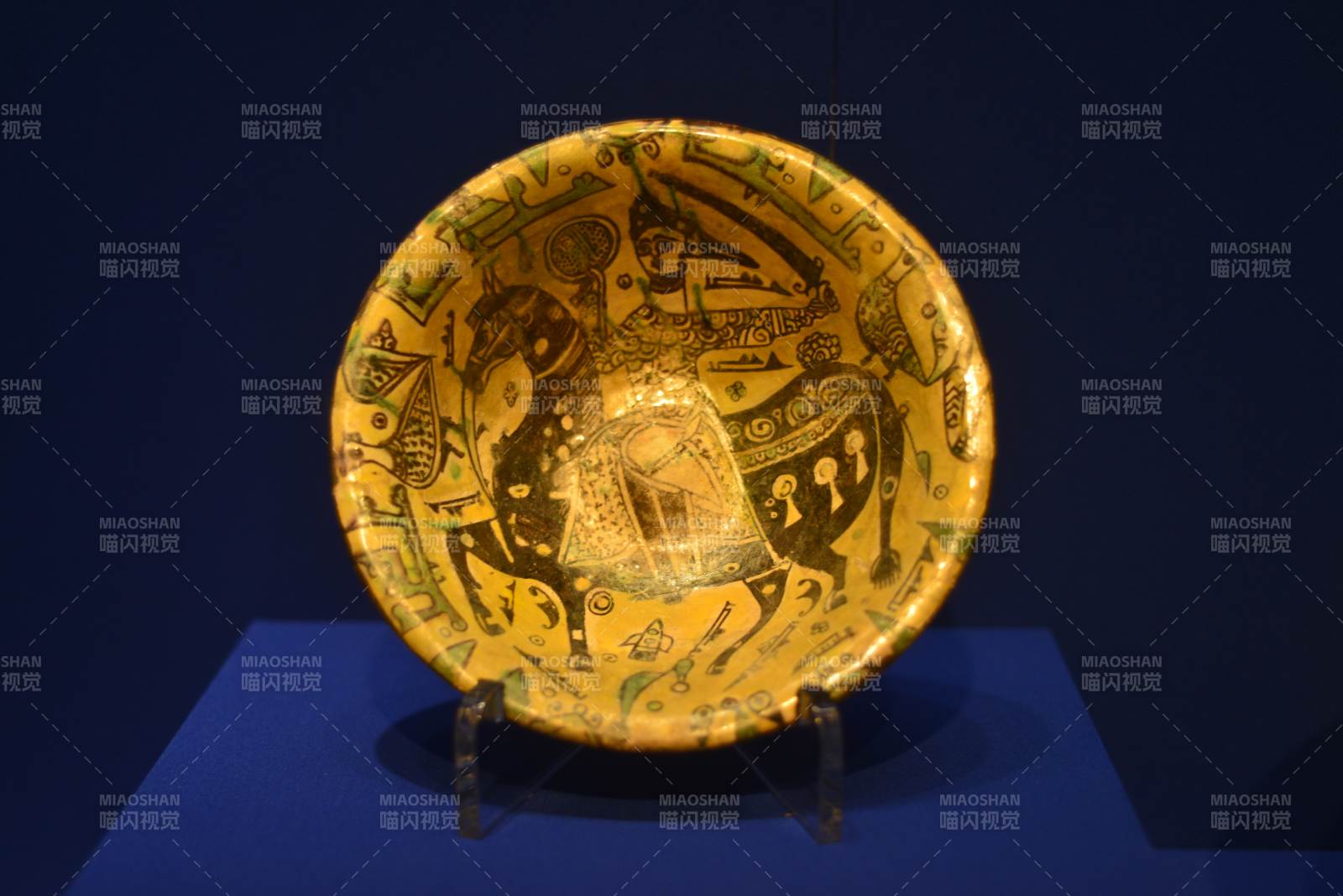 上海博物館黃釉彩繪瓷盤