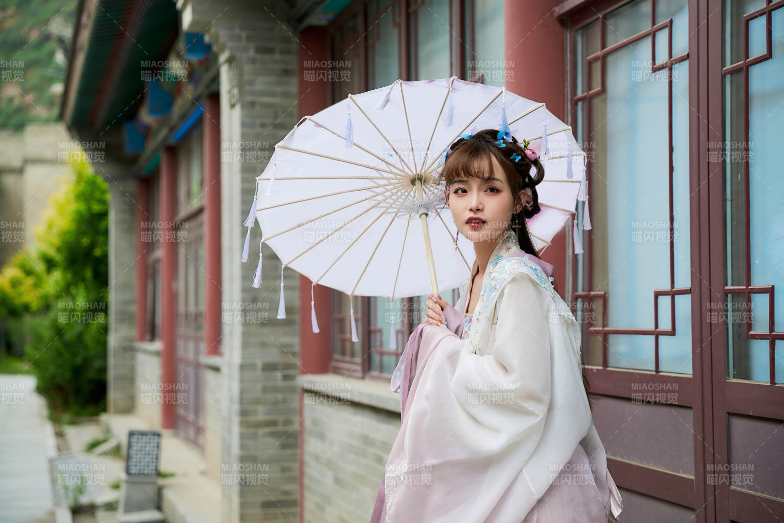 穿古裝漢服手持工藝傘的東方美少女