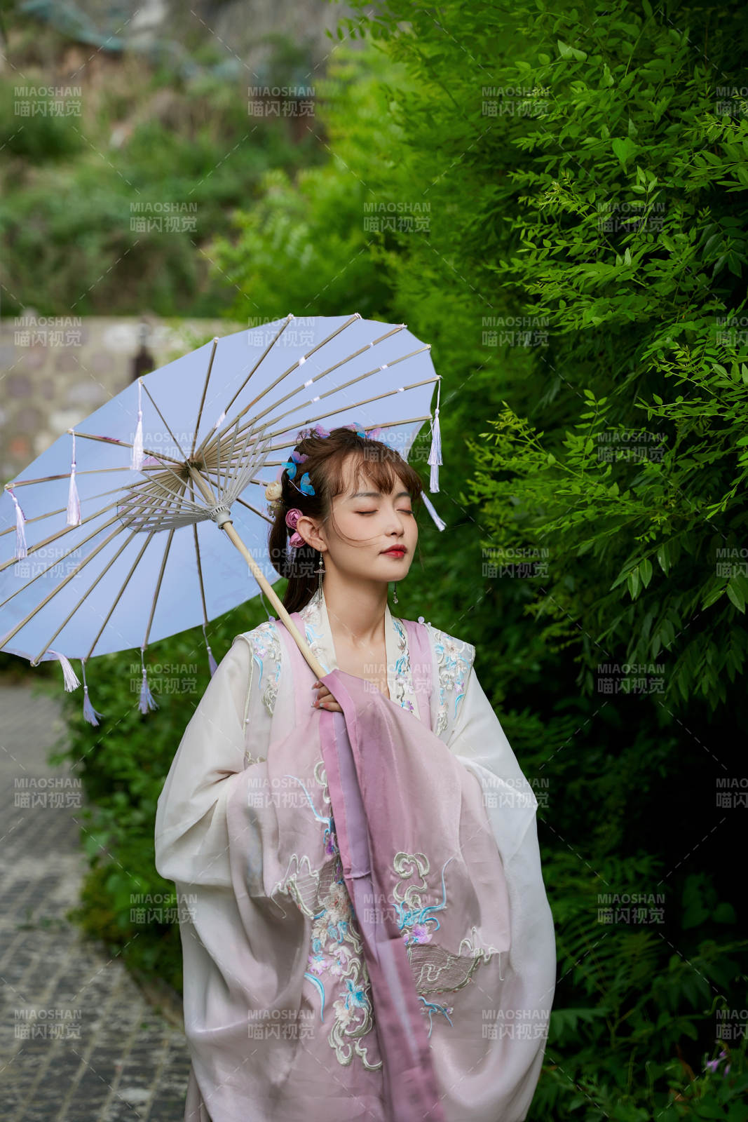 穿古裝漢服手持工藝傘的東方美少女