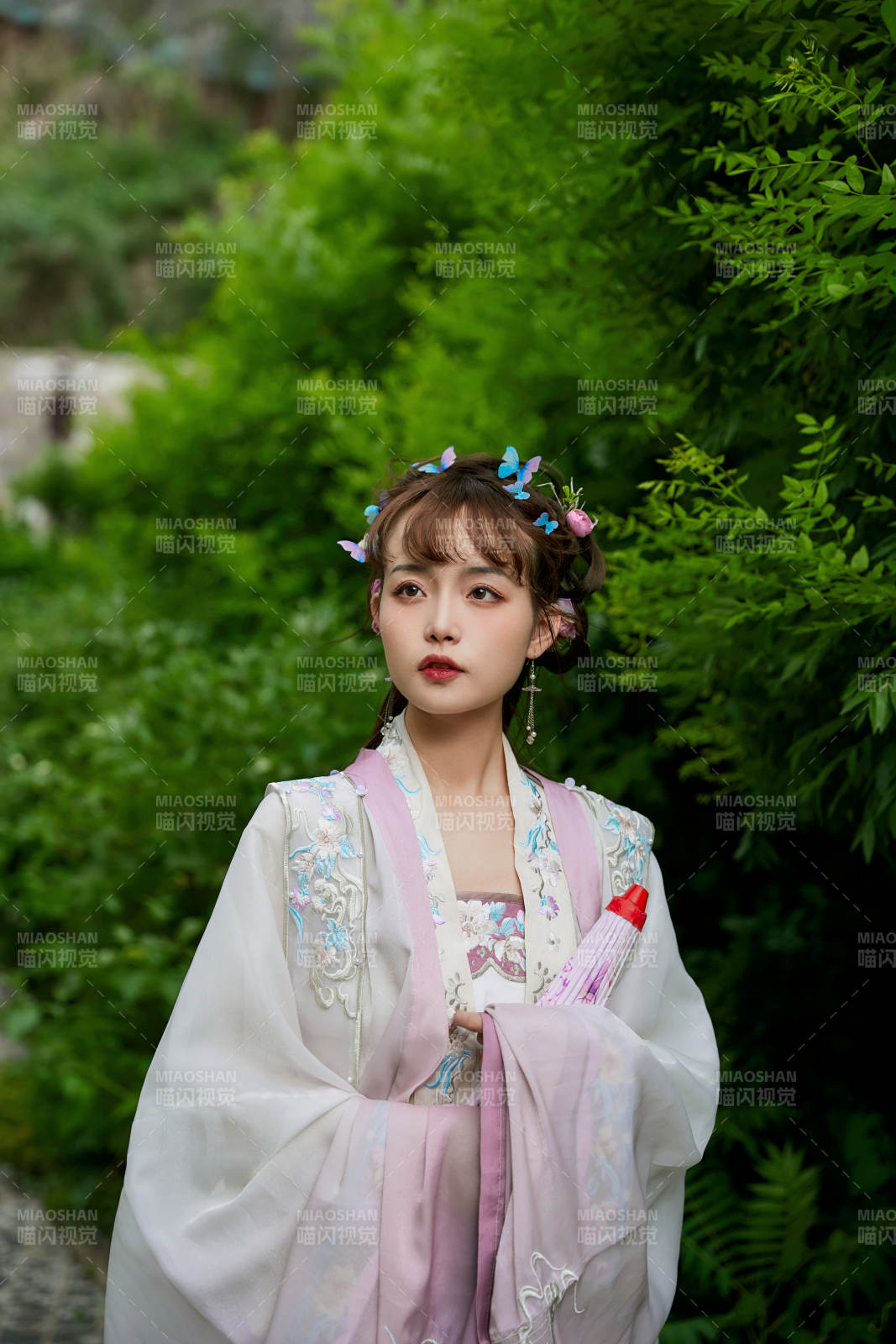 穿古裝漢服手持工藝傘的東方美少女