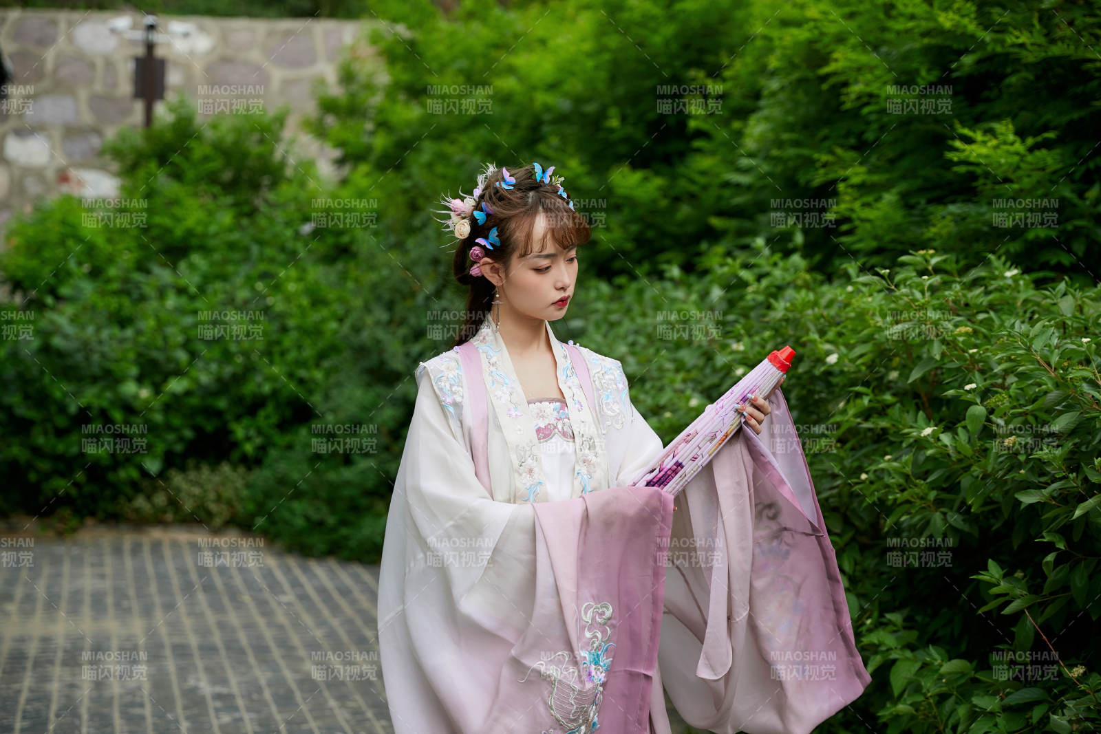 穿古装汉服手持工艺伞的东方美少女