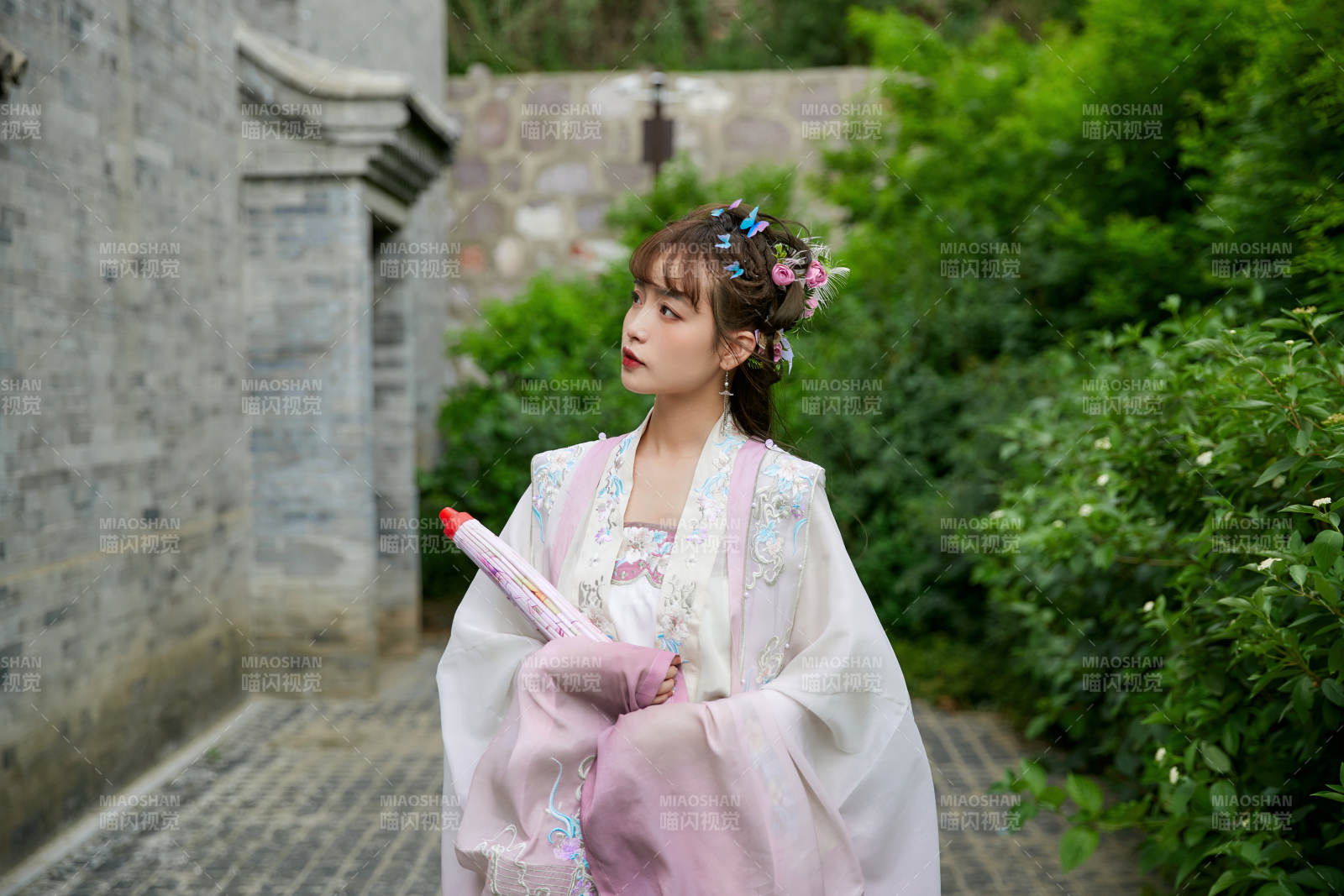 穿古裝漢服手持工藝傘的東方美少女