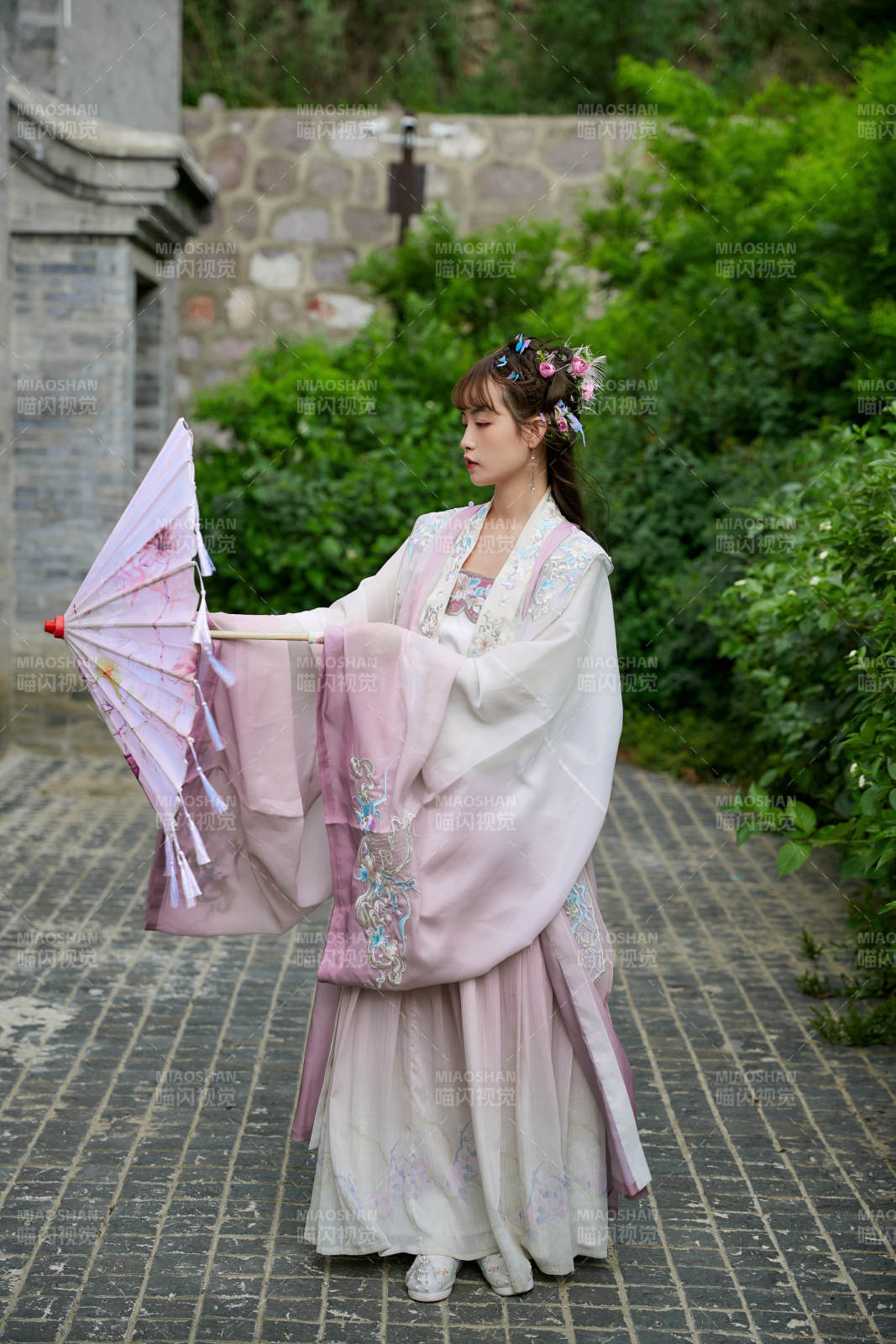 穿古裝漢服手持工藝傘的東方美少女