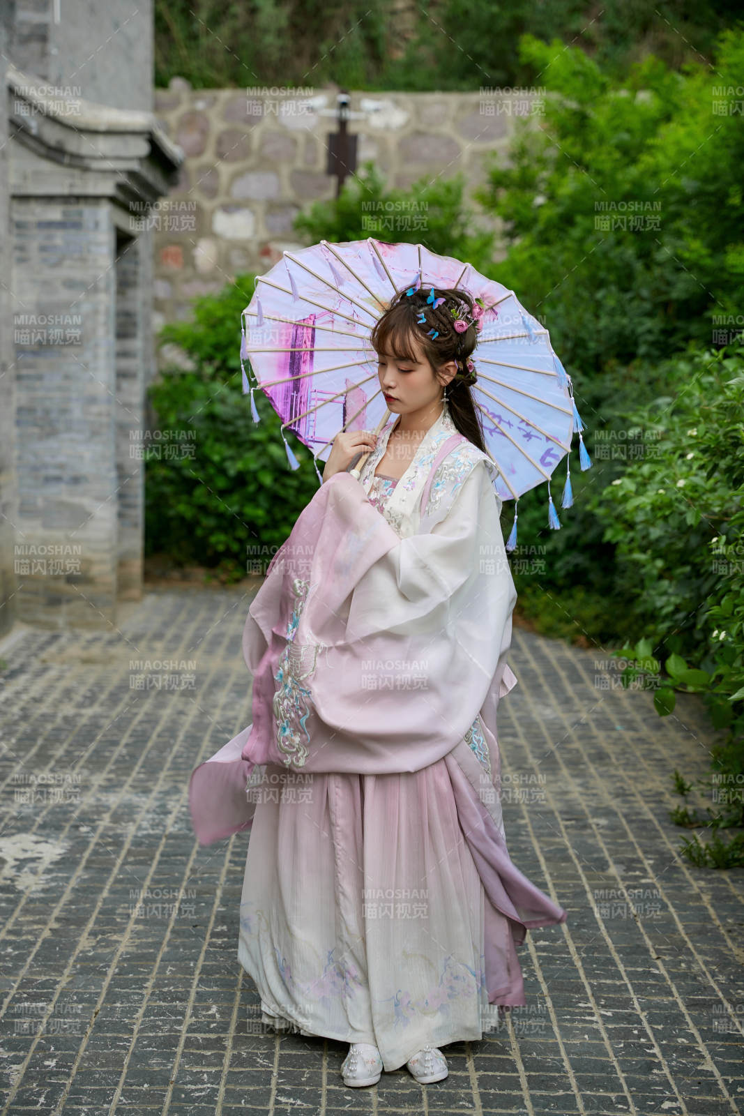 穿古裝漢服手持工藝傘的東方美少女