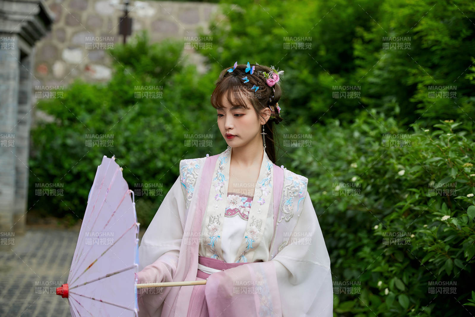 穿古装汉服手持工艺伞的东方美少女