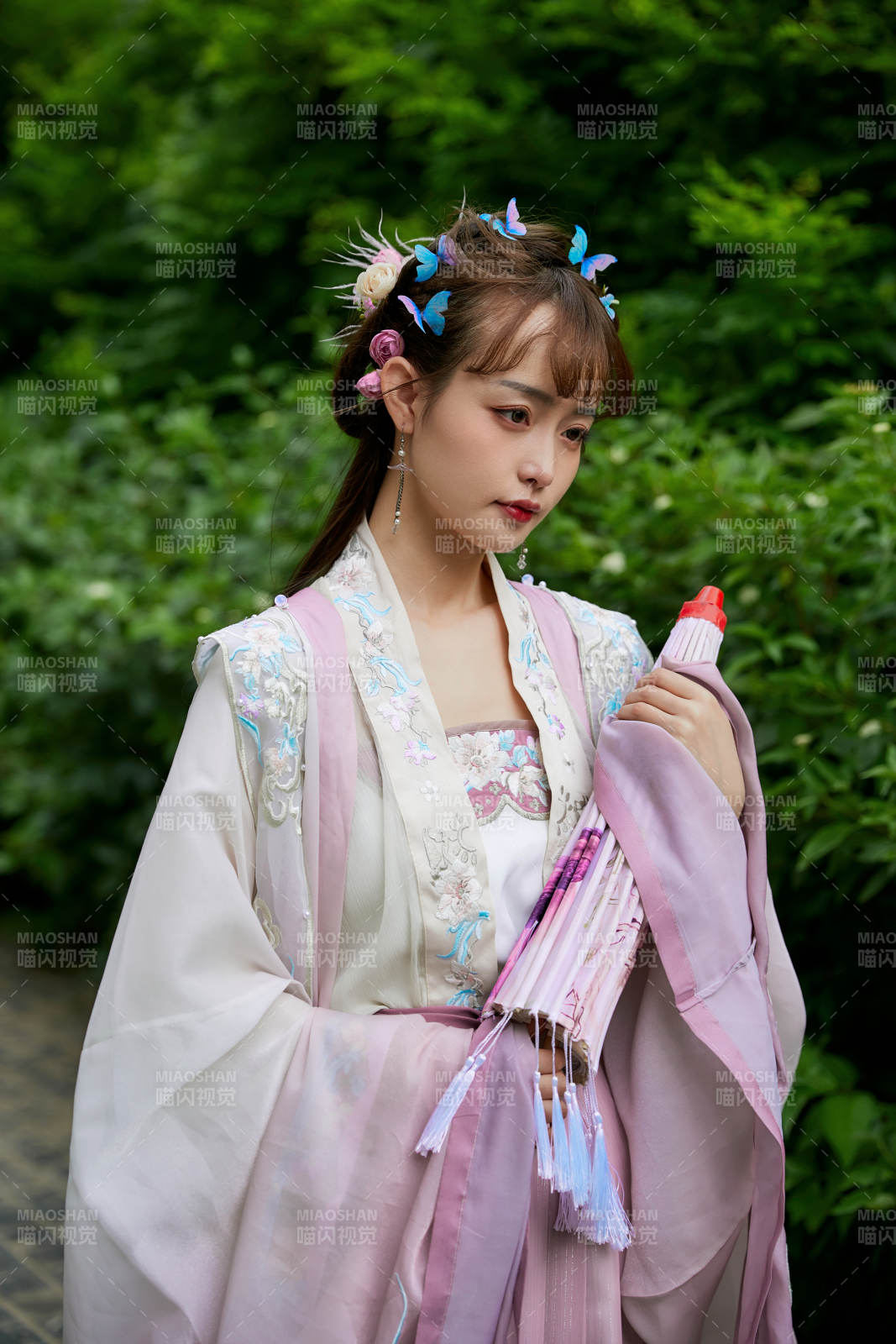 穿古裝漢服手持工藝傘的東方美少女