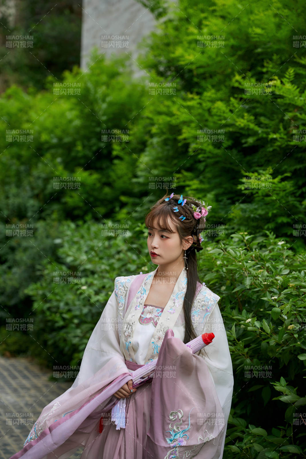 穿古裝漢服手持工藝傘的東方美少女