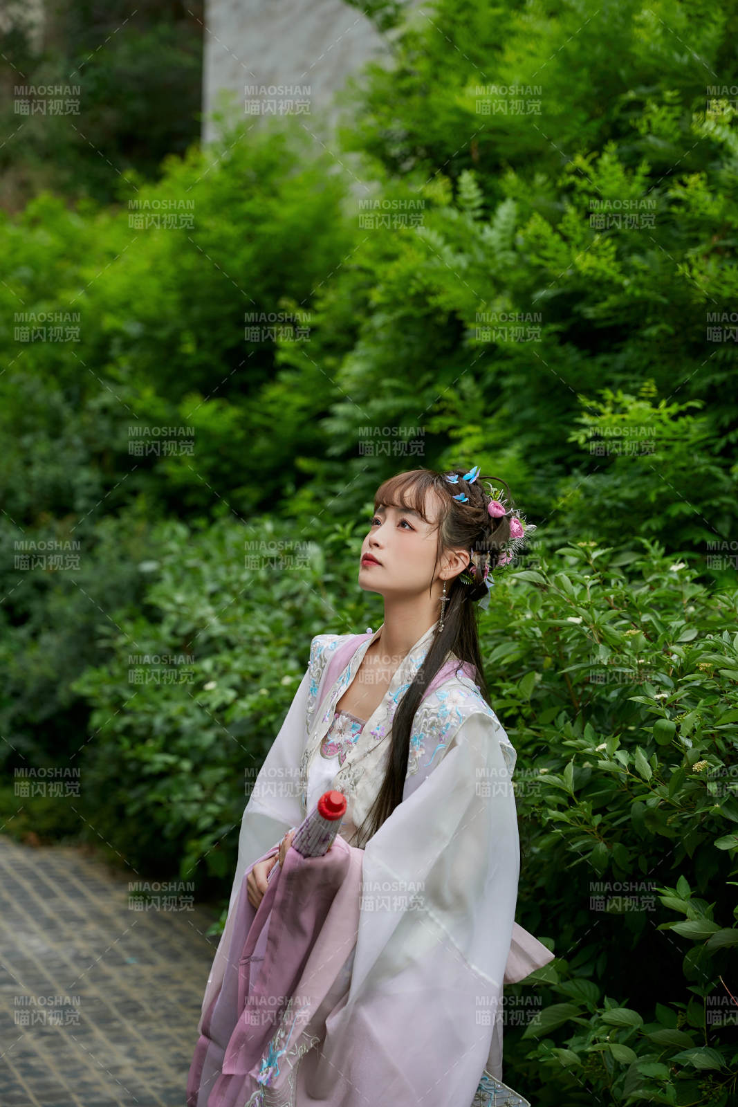 穿古裝漢服手持工藝傘的東方美少女