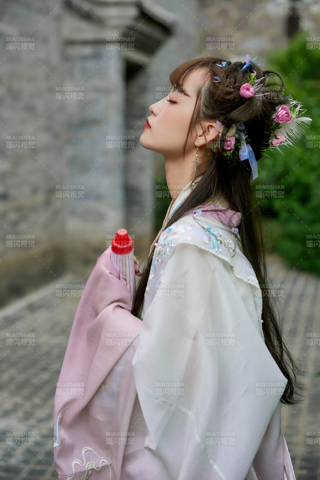 穿古裝漢服手持工藝傘的東方美少女