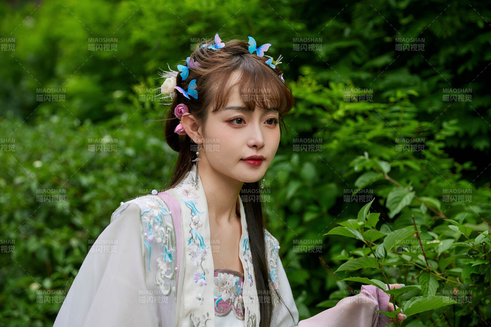 穿古裝漢服手持工藝傘的東方美少女