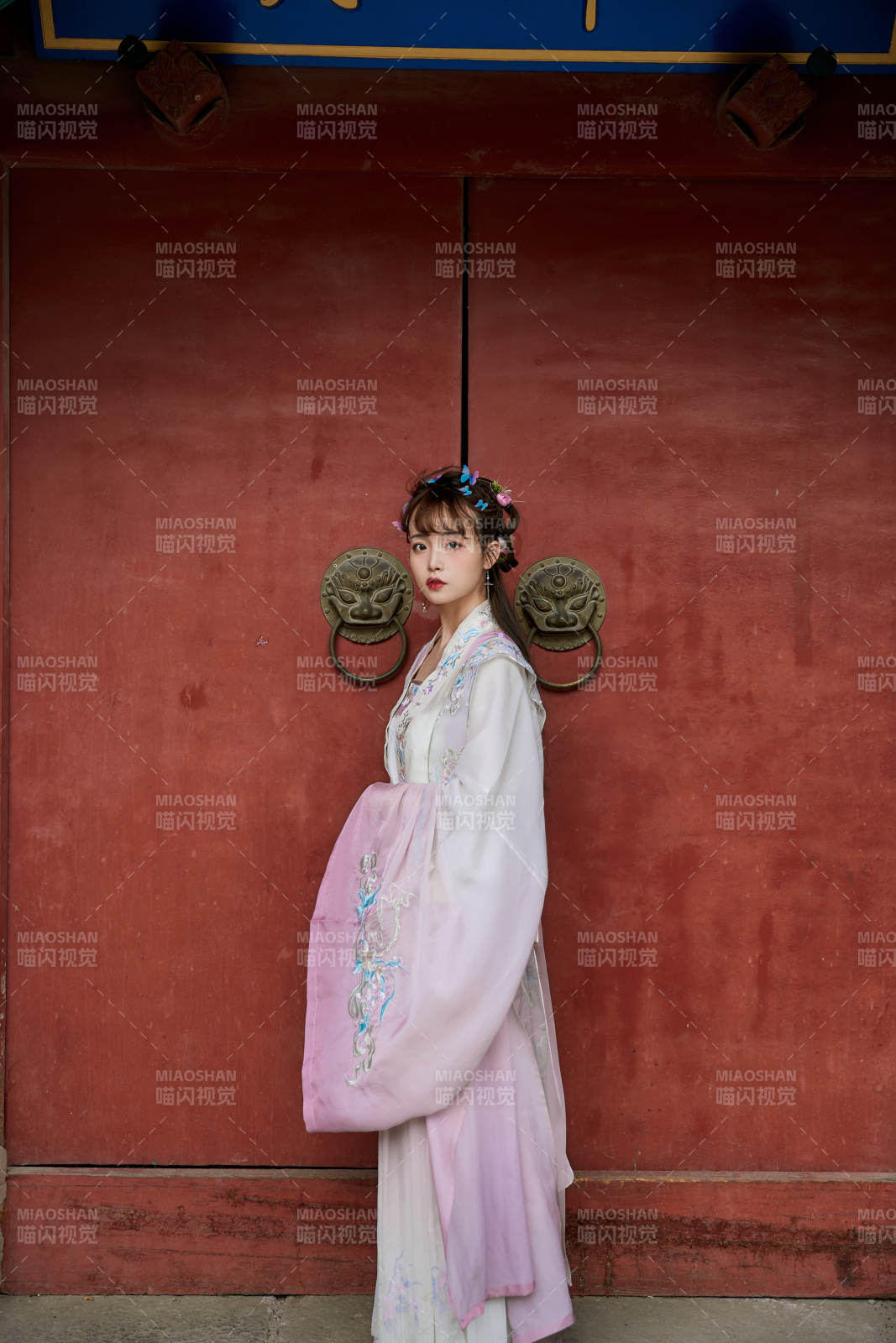 穿古裝漢服手持工藝傘的東方美少女