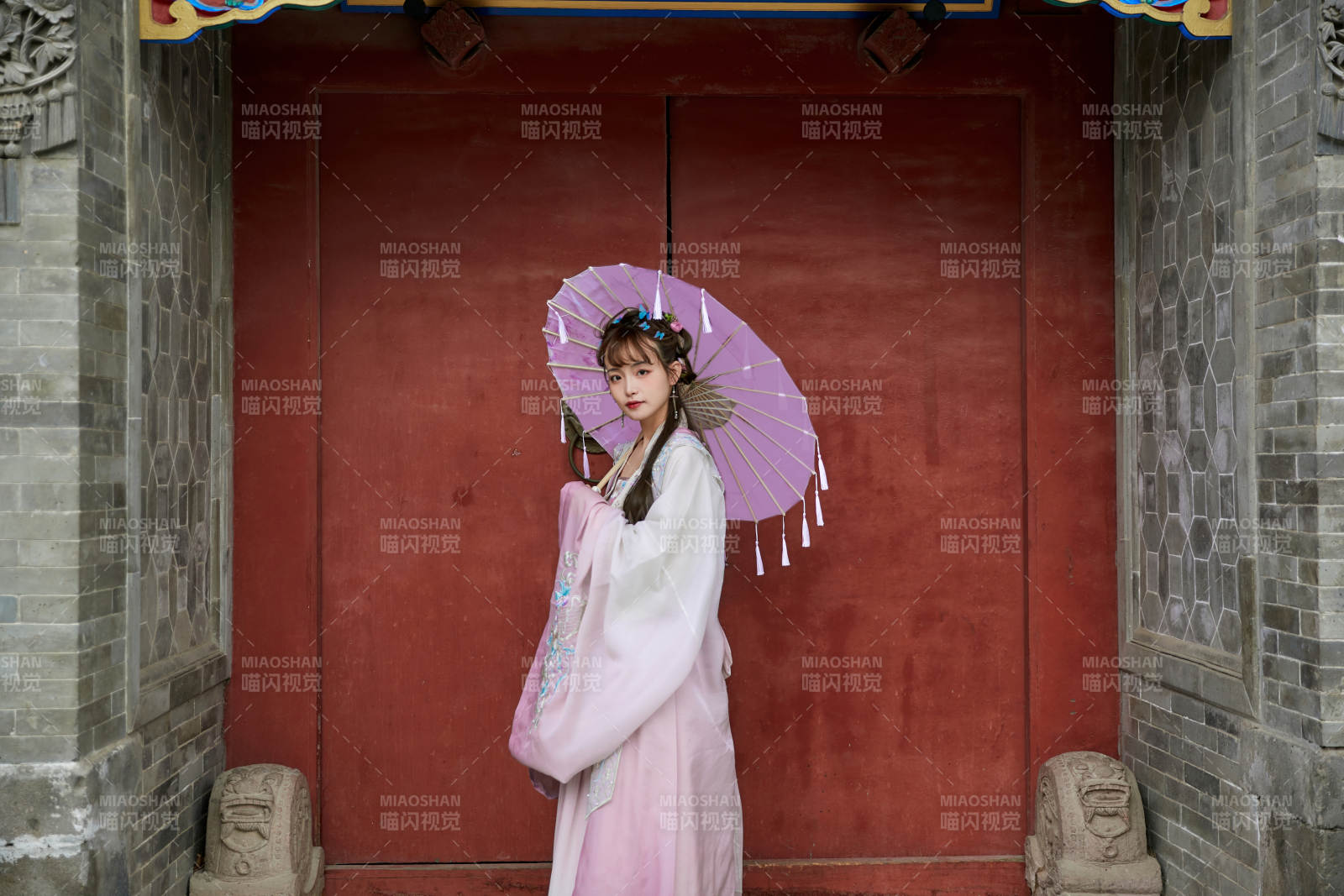 穿古裝漢服手持工藝傘的東方美少女