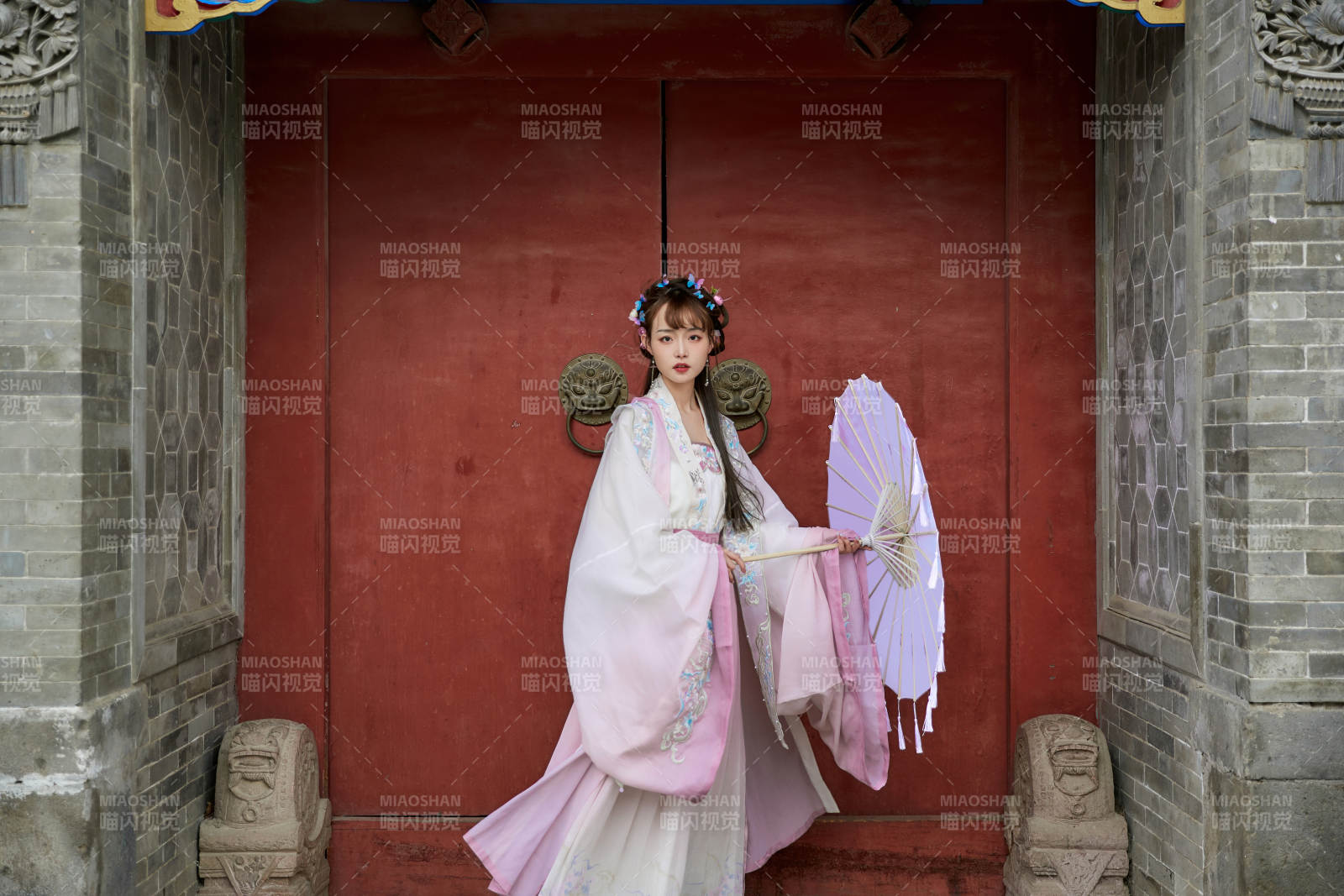 穿古裝漢服手持工藝傘的東方美少女