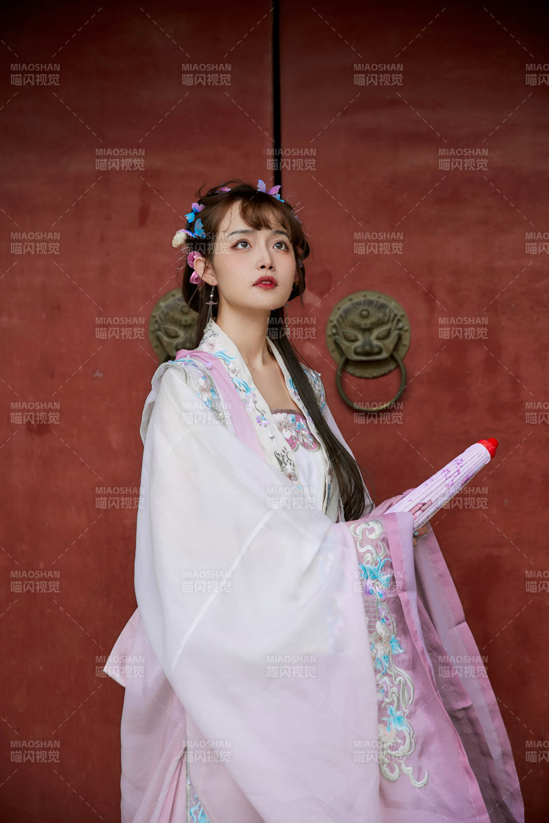 穿古裝漢服手持工藝傘的東方美少女