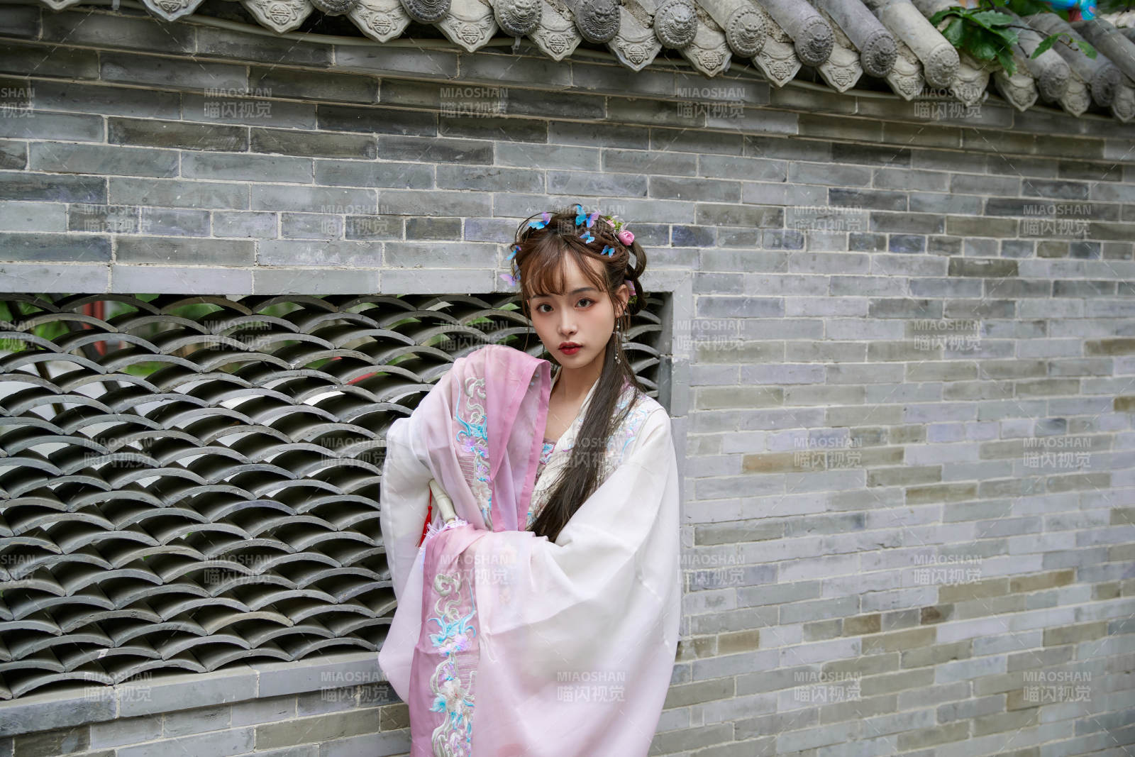 穿古裝漢服手持工藝傘的東方美少女